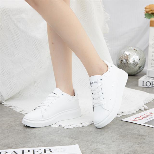 Giày thể thao nữ MWC - 0618 Giày Thể Thao Nữ Phối Màu Thể Thao,Sneaker Da Siêu Êm Chân Đế Bằng 3CM Hot Trend