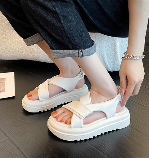 Giày Sandal nữ MWC - dáng hiện đại, phong cách tinh tế. Mỗi đôi giày được thiết kế để làm nổi bật vẻ đẹp đầy tự tin của người phụ nữ. Thiết kế đường viền nữ tính, tạo điểm nhấn hoàn hảo cho bất kỳ bộ trang phục nào. Hãy click vào hình ảnh để tìm kiếm sự hoàn hảo của bạn!