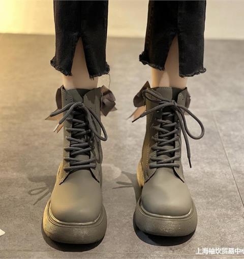 Đôi giày boot nữ MWC - 9113 không chỉ đẹp mắt và chất lượng, chúng còn giúp bạn cảm thấy thoải mái khi di chuyển trong một ngày dài. Hãy xem ảnh liên quan để khám phá thêm những thước phim đầy thú vị về sản phẩm này.