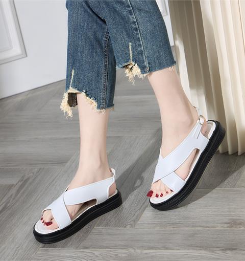 Giày Sandal Nữ MWC - 2972 Sandal Quai Chéo Cách Điệu Đế Bằng In Họa Tiết Nổi Cực Thời Trang