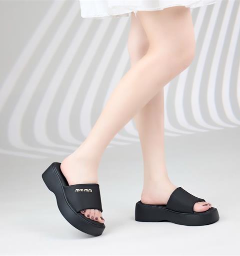 Dép Nữ MWC 8581 - Dép Nữ Đế Đúc 5cm, Quai Ngang Bản To Họa Tiết Kim Loại Màu Vàng Ánh Kim Sang Chảnh.