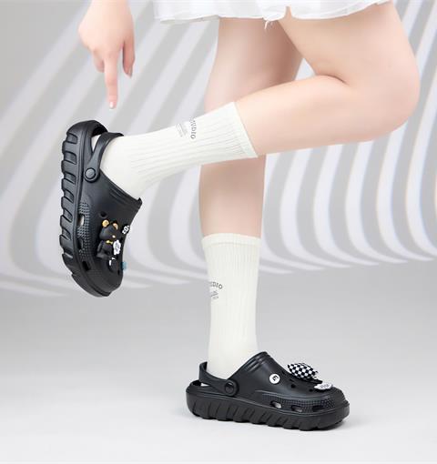 Dép Nữ MWC 8582 - Dép Crocs Cổ Điển Có Quai Hậu Xoay Linh Hoạt, Mũi Tròn Gắn Charm Nơ Caro Siêu Dễ Thương.
