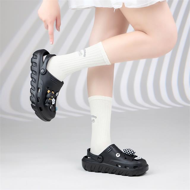 Dép Nữ MWC 8582 - Dép Crocs Cổ Điển Có Quai Hậu Xoay Linh Hoạt, Mũi Tròn Gắn Charm Nơ Caro Siêu Dễ Thương.