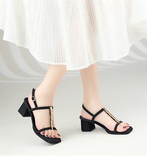 Giày Cao Gót MWC G229 - Giày Sandal Nữ Mũi Vuông, Quai Mảnh Phối Dãy Kim Loại Màu Vàng sang Chảnh, Thu Hút Mọi Ánh Nhìn.