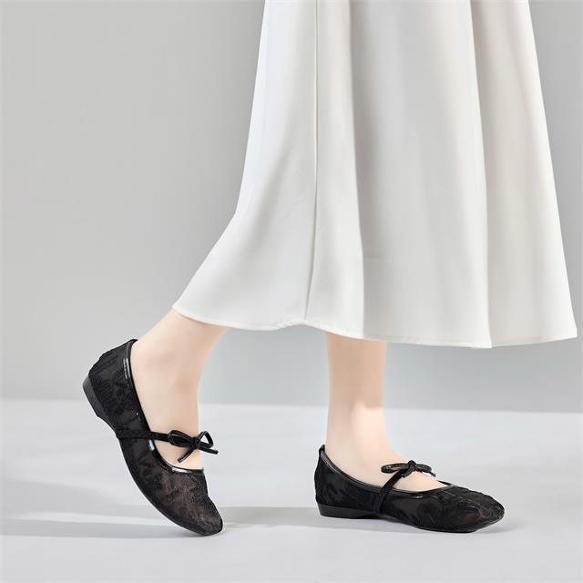 Giày Búp Bê MWC 2344 - Giày Búp Bê Ballet Ren Thêu Hoa Tinh Xảo, Mũi Tròn Cổ Điển Thanh Lịch, Lãng Mạng.