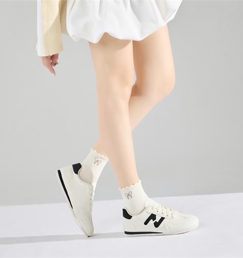 Giày Thể Thao Nữ MWC A287 - Giày Thể Thể Sneaker Cổ Điển, Họa Tiết Chữ Nổi, Đơn Giản Mà Chất, Phối Gì Cũng Đẹp.