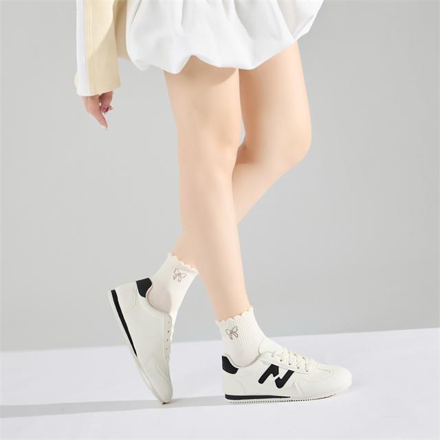 Giày Thể Thao Nữ MWC A287 - Giày Thể Thể Sneaker Cổ Điển, Họa Tiết Chữ Nổi, Đơn Giản Mà Chất, Phối Gì Cũng Đẹp.