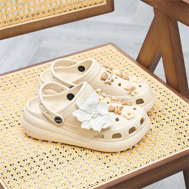 Dép Nữ MWC 8622 - Dép Sandal Crocs Nữ Gắn Nhiều Charm Hình Thú Và Hoa Dễ Thương, Ngọt Ngào, Trẻ Trung.