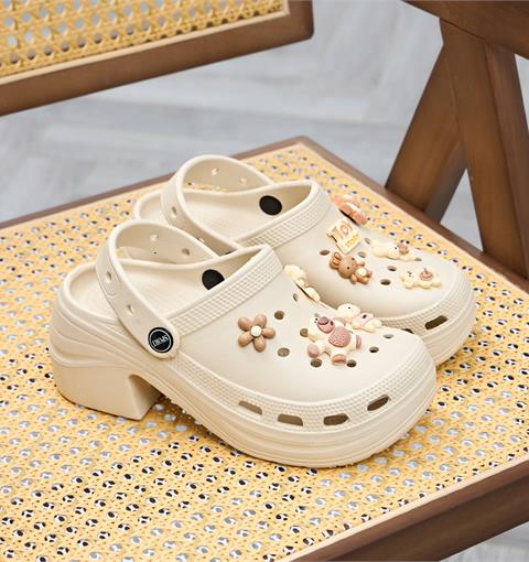 Dép Nữ MWC 8630 - Dép Sandal Crocs Đế Suồng Đúc 8cm Phối Charm Gấu Cực Dễ Thương, Trẻ Trung Và Nổi Bật.