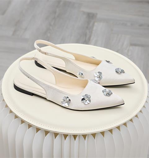 Giày Búp Bê MWC 2351 - Giày Búp Bê Hở Gót, Mũi Nhọn, Hoạ Tiết Hoa Đính Kim Loại Sang Trọng, Điệu Đà, Chuẩn Quý Cô Hiện Đại.