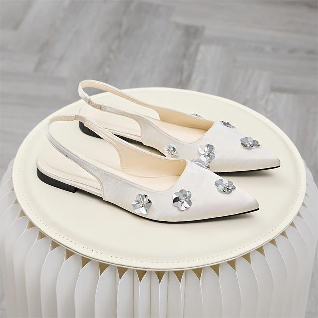 Giày Búp Bê MWC 2351 - Giày Búp Bê Hở Gót, Mũi Nhọn, Hoạ Tiết Hoa Đính Kim Loại Sang Trọng, Điệu Đà, Chuẩn Quý Cô Hiện Đại.