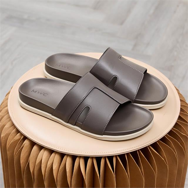  Dép Nam MWC 9211 - Dép Da Nam Xỏ Chân Quai Ngang Bản To Hiện Đại, Nam Tính, Đi Làm, Đi Học, Đi Dạo, Mang Vào Là Mê.