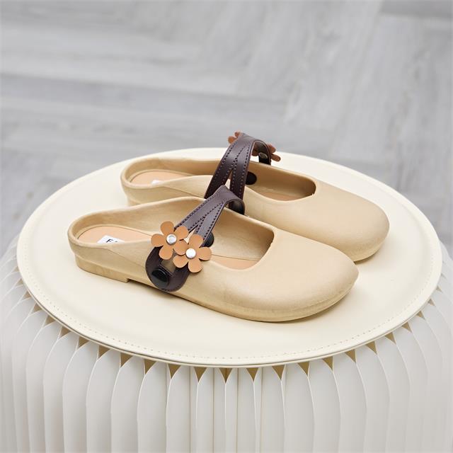 Dép Sục Nữ MWC 8646 - Dép Sục Nữ Mũi Tròn Nhẹ Cổ Điển Phối Hai Quai Chéo Đính Hoa Cúc Nhỏ Xinh, Thanh Lịch, Dễ Thương.