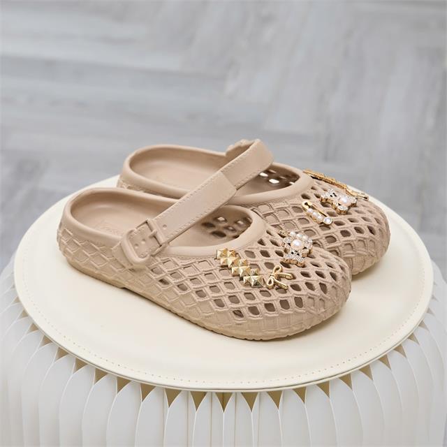 Dép Sục Nữ MWC 8717 - Dép Sục Nữ Dáng Basic Gắn Charm Gấu Đá Ngọt Ngào, Nữ Tính.