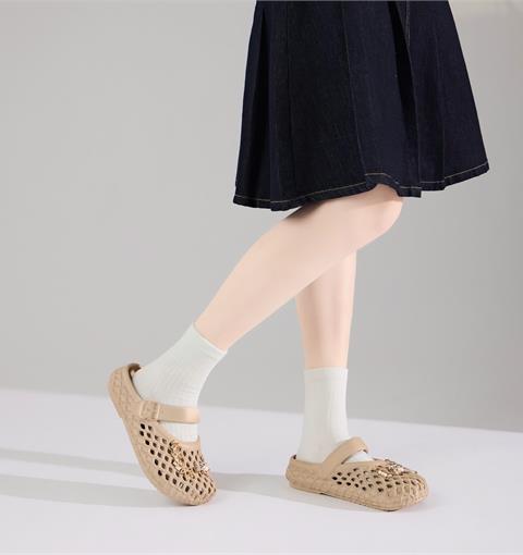 Dép Sục Nữ MWC 8717 - Dép Sục Nữ Dáng Basic Gắn Charm Gấu Đá Ngọt Ngào, Nữ Tính.