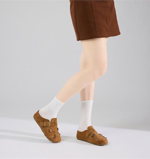 Dép Sục Nữ MWC 8652 - Dép Sục Da Lộn Hở Gót, Mũi Tròn Phối Quai Ngang Có Khoá Gài Kim Loại Chắc Chắn, Trẻ Trung, Năng Động.