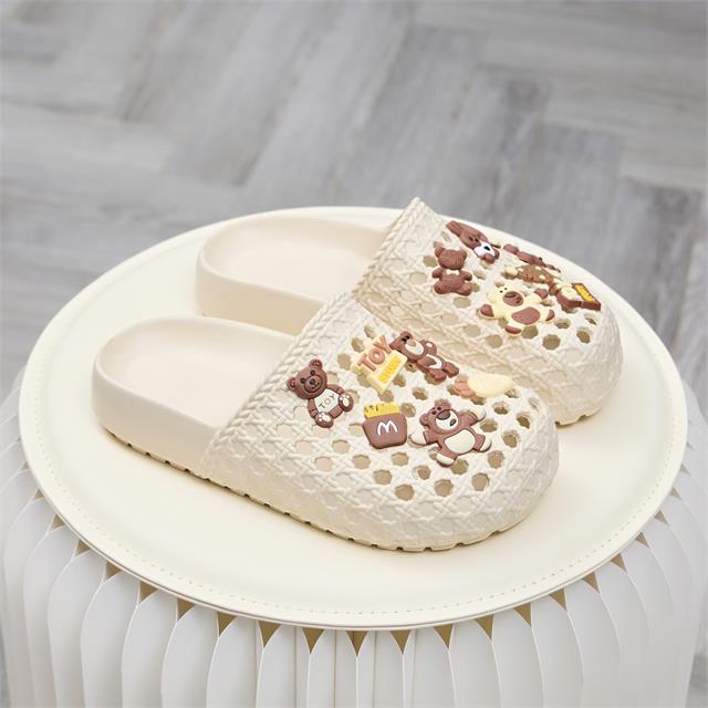 Dép Sục Nữ MWC 8740 - Dép Sục Nữ Dáng Basic Gắn Charm Gấu Babe, Chữ Nổi Sinh Động, Dễ Thương, Năng Động.