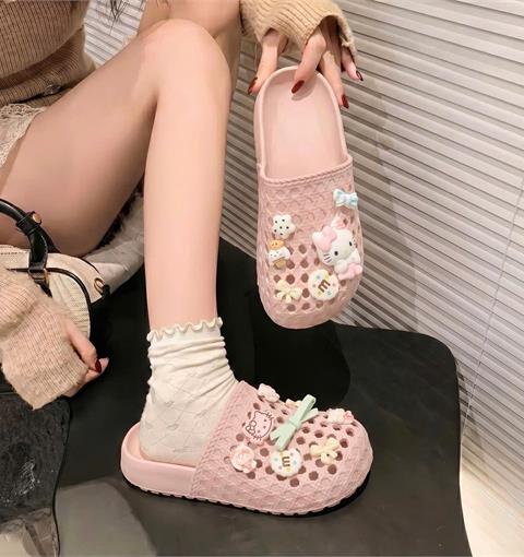 Dép Sục Nữ MWC 8845 - Dép Lưới Hồng Phối Charm Hello Kitty Mềm Nhẹ, Thoáng Khí Phong Cách Hàn.