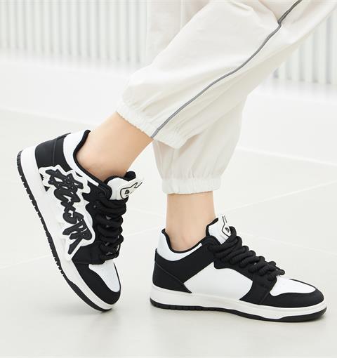 Giày thể thao nữ MWC NUTT- A135 Giày Thể Thao Nữ  In Chữ Ép Nhiệt Cách Điệu,Sneaker Da Siêu Êm Chân Hot Trend