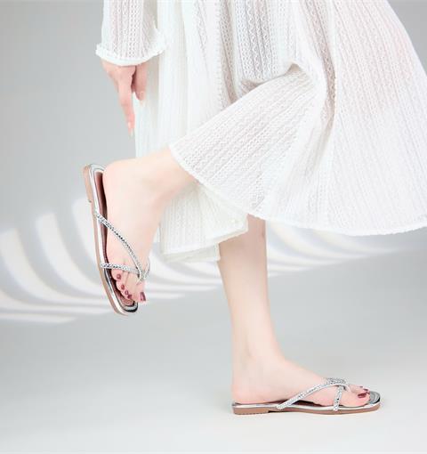 Dép Nữ MWC 8498 - Dép Quai Kẹp Nữ Đi Học, Đi Biển, Đi Chơi Siêu Cute, Dép Nữ Đế Bệt Quai Đính Đá Sang Chảnh, Thời trang.