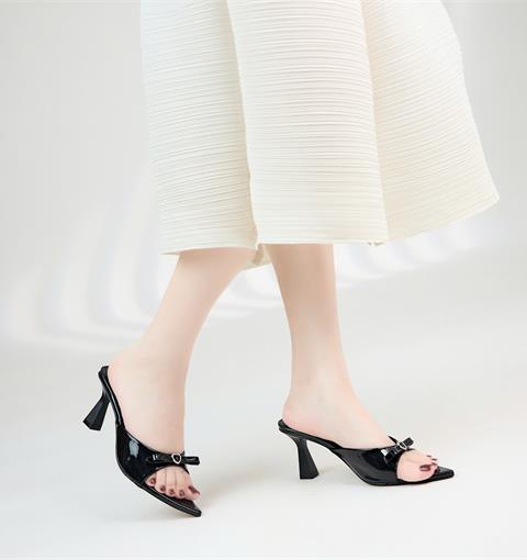 Giày Cao Gót MWC G194 - Guốc Cao 8cm Mũi Nhọn Phối Nơ Xinh Tim Đính Đá Kiêu Kỳ Với sắc Đen, Ánh Bạc Huyền Bí.